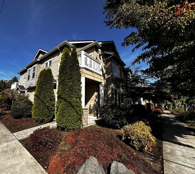 Building Photo - (MUS) Large 3 Bed/2 Bath Town Home