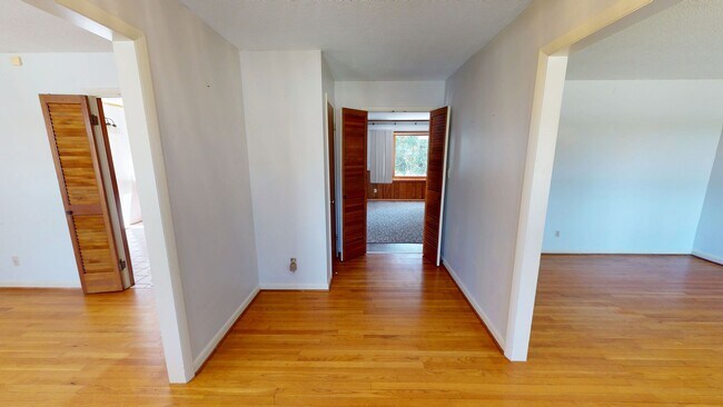 Foto del edificio - Charming 3 Bedroom Brick Ranch with Refurbished Original Woodwork