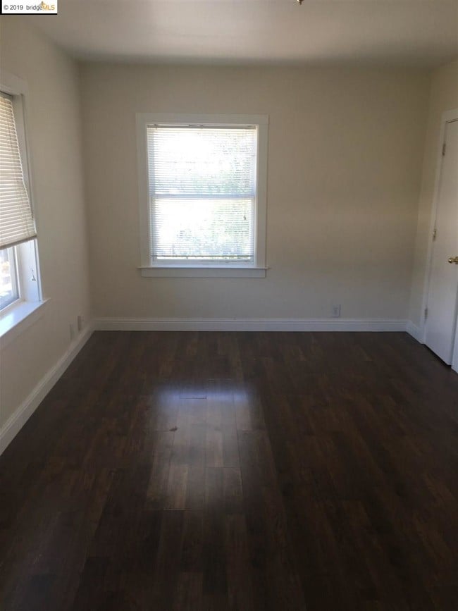 Building Photo - 231 W 11th St