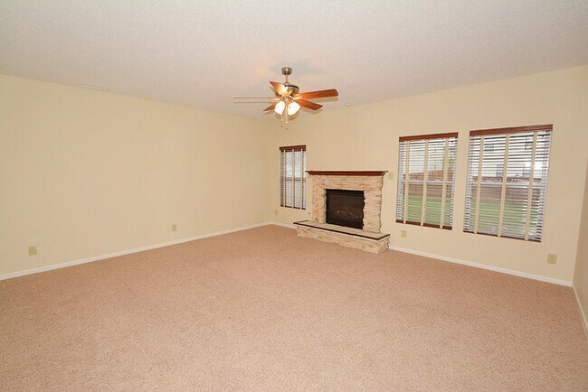 Building Photo - 4 bed 2.5 bath in Noblesville!