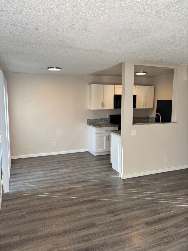 Foto del edificio - 3028 N Edith Blvd