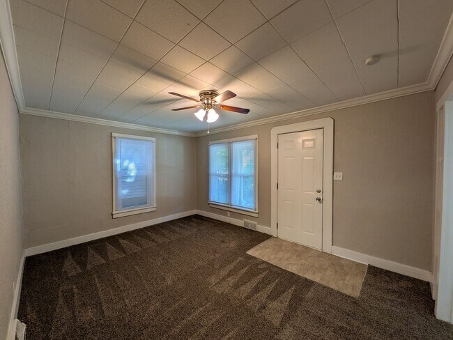 Foto del edificio - 3 Bedroom Home with detached garage and partially fenced yard, pet friendly!