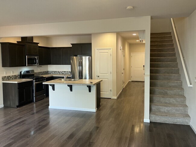 Foto del edificio - Three Bedroom Townhouse in South Salem