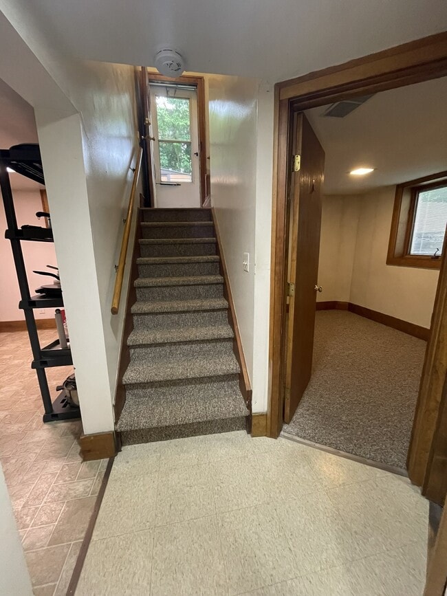 Building Photo - 203 E Davis Ave