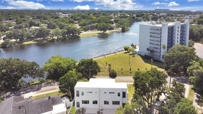 Foto del edificio - 2728 N Ridgewood Ave
