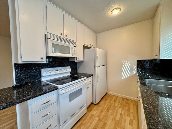 Foto del edificio - Prime West Hollywood location within a close proximity to everything!