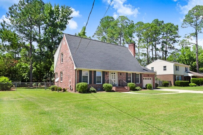 Foto del edificio - CHARMING 2-STORY BRICK HOME *Excellent Goldsboro Location* Lawn Care Included!