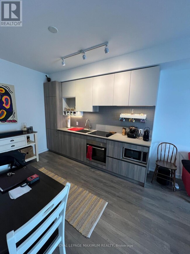 Building Photo - 950 Portage Pkwy