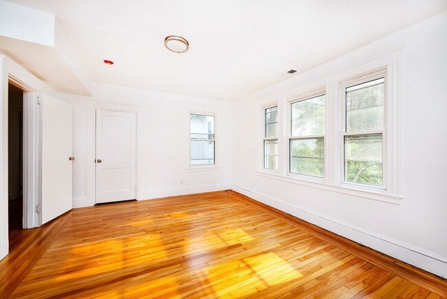 Building Photo - 5 Chauncy St