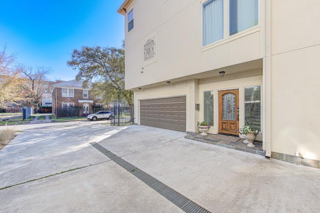 Primary Photo - 1326 W Bell St