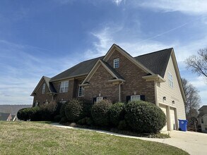Building Photo - 5511 Ginkgo Rd