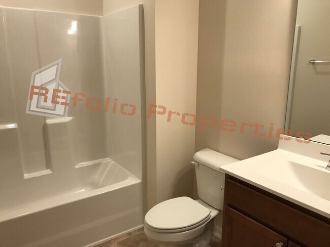 Building Photo - Luxury 3 Story 4 Bedroom, 3.5 Bath Townhom...