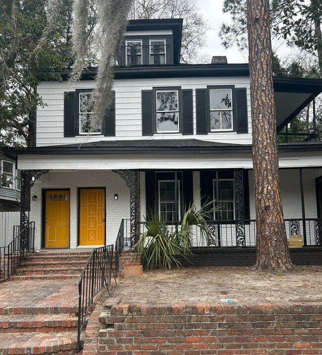 Building Photo - 912 E Duffy St