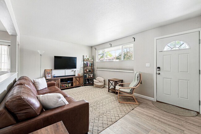 Building Photo - Updated 4-Bedroom Home with Large Backyard...