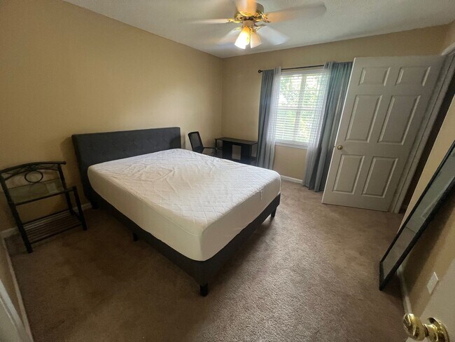 Building Photo - 2 bed 2.5 bath townhouse