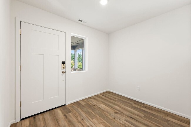 Foto del edificio - 620 Alocasia Street NE