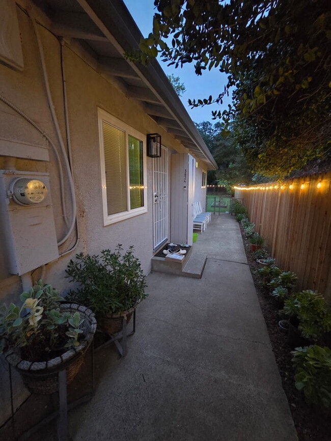 Building Photo - 3 bed 1 bath Duplex with garage and private yard