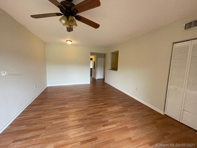 Building Photo - 1133 Golden Lakes Blvd