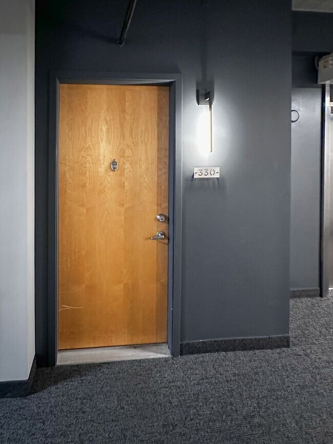 Building Photo - Luxury and Convenience in Royal Oak