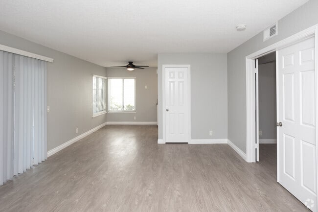 1BR, 1BA - 727SF - Living Room/Dining Room - Beachpoint Apartments