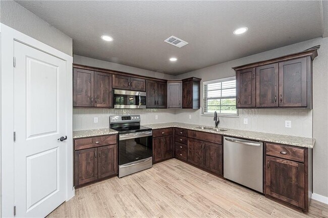 Building Photo - 1616 Taylor Orchard Rd