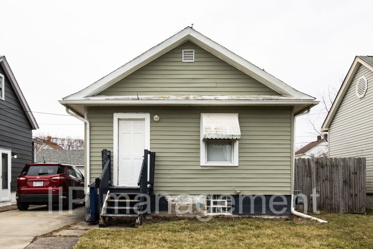 COZY 2 BEDROOM WITH BONUS ROOM IN LORAIN House Rental in Lorain, OH