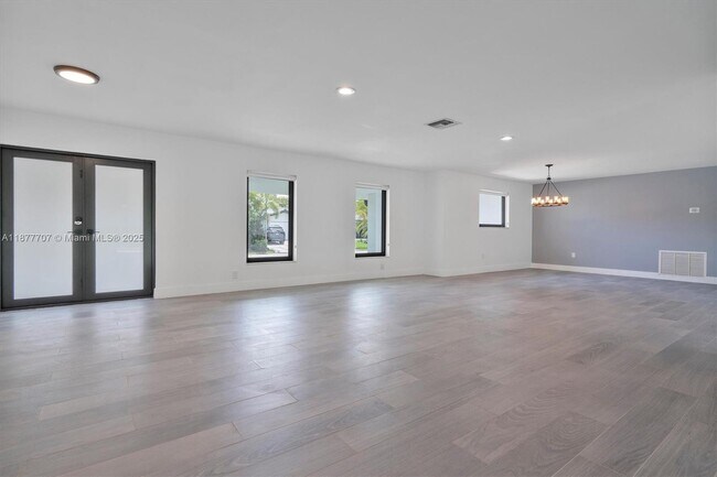 Building Photo - 1245 NE 85th St