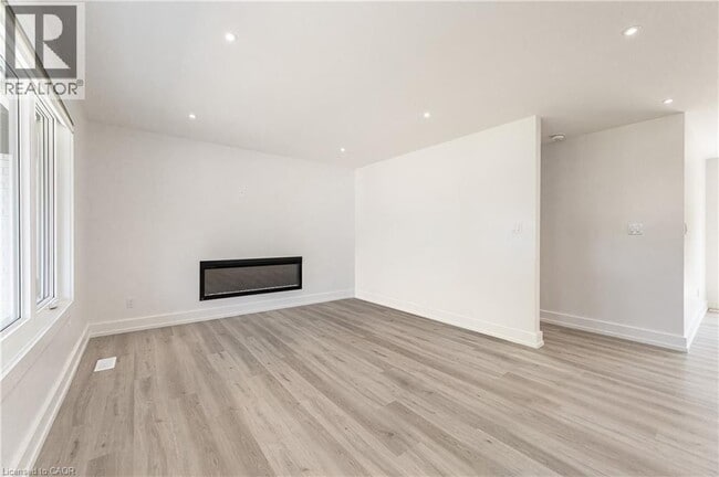 Photo du bâtiment - 664 Hiawatha Blvd