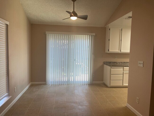 Building Photo - Beautiful Condo!