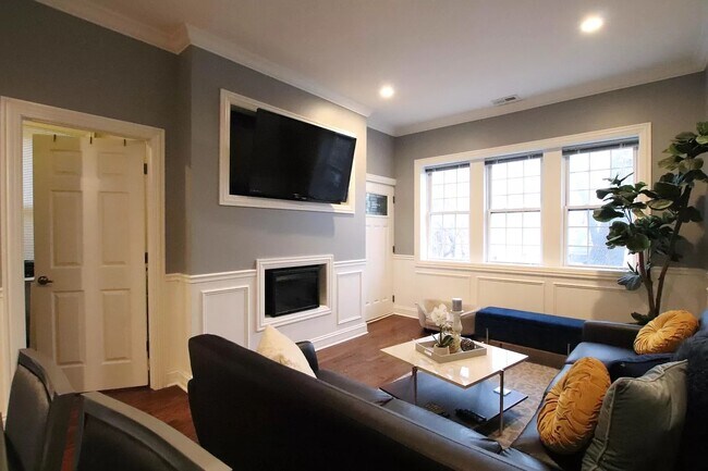 Building Photo - 2818 S Trumbull Ave