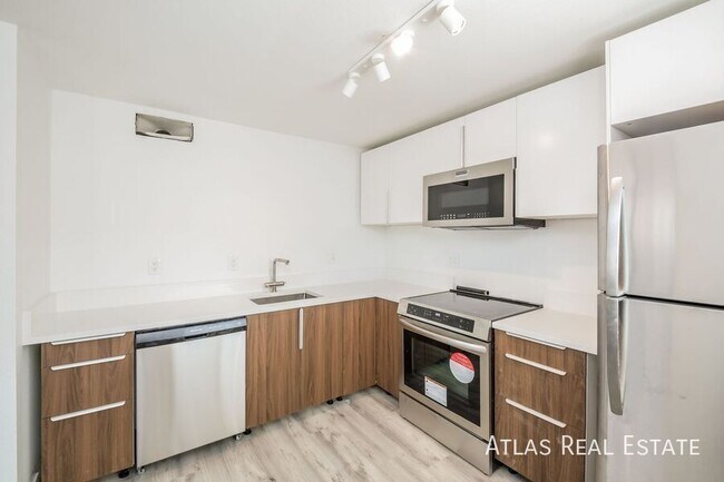 Building Photo - Gorgeous Renovated unit with all new appli...