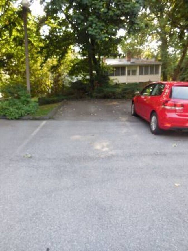 Foto del edificio - 2610 Tunlaw Rd NW