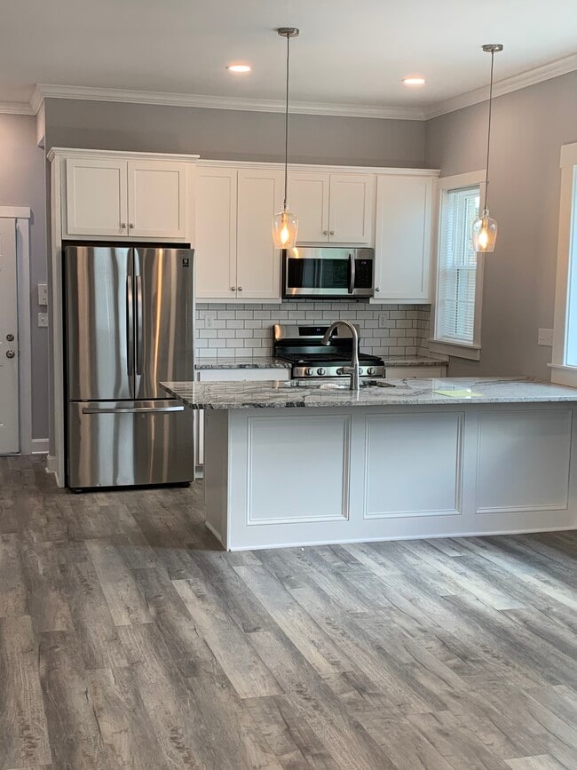 Kitchen with all appliances - 600 Center St
