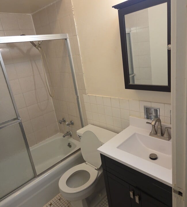 Foto del edificio - 6128 N Kenmore Ave