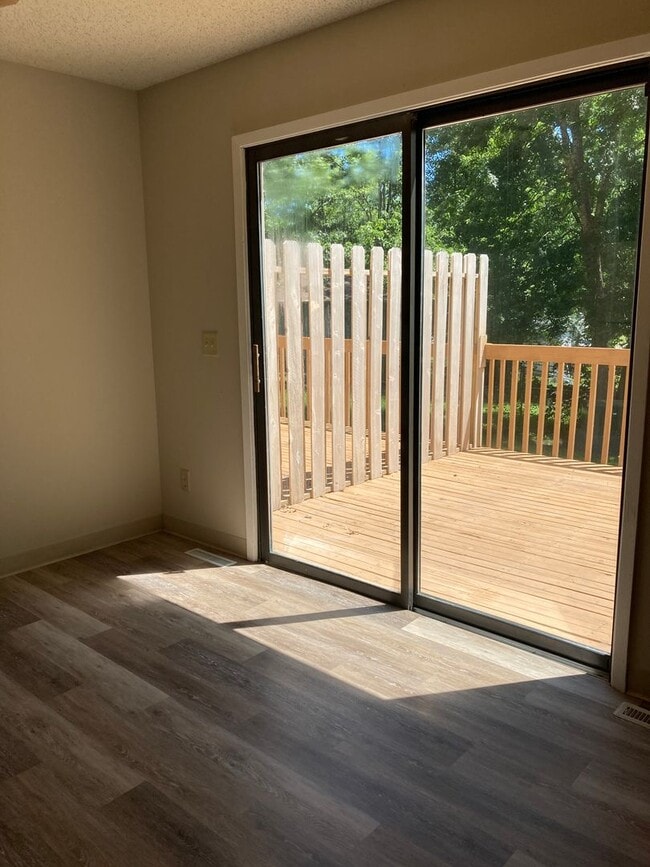 Building Photo - 611 Hickory Hill Ln