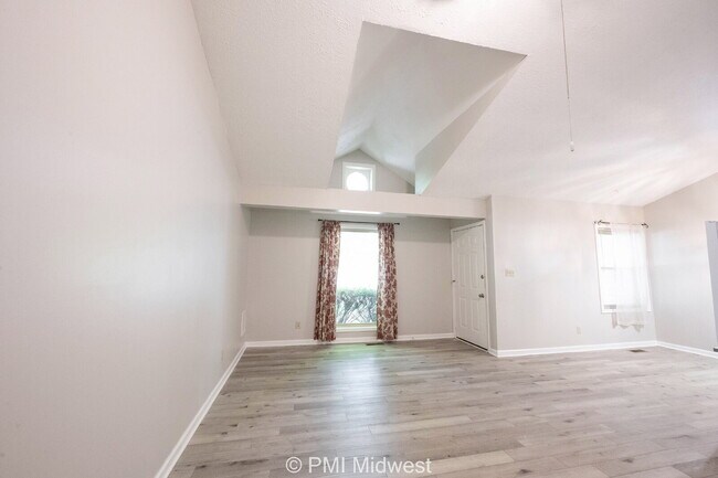 Foto del edificio - "Charming 2-Bed, 2-Bath Duplex in Prime Franklin Locale – Spacious 1,464 Sq Ft!"