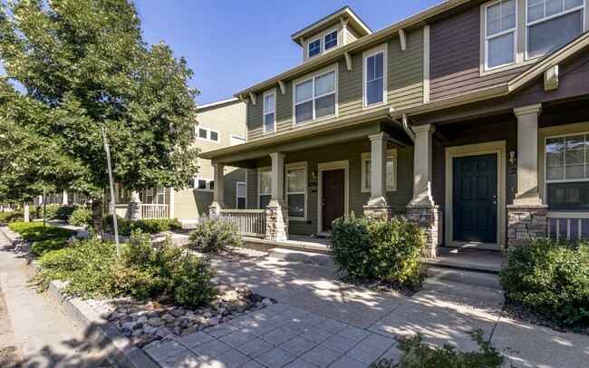 Building Photo - **Stunning 3-Bedroom End Unit Townhome - M...