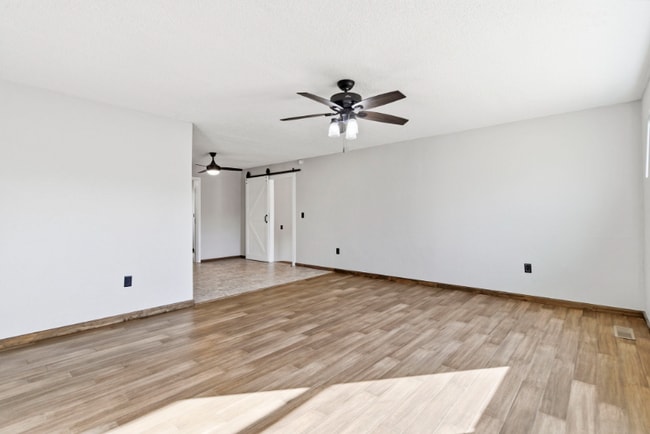 Building Photo - 405 Lake Dr