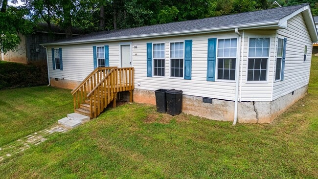 Nice 3BD/2BA Modular home near Lowes in Sylva available 5/1/26 for year long lease - Nice 3BD/2BA Modular home near Lowes in Sylva available 5/1/26 for year long lease