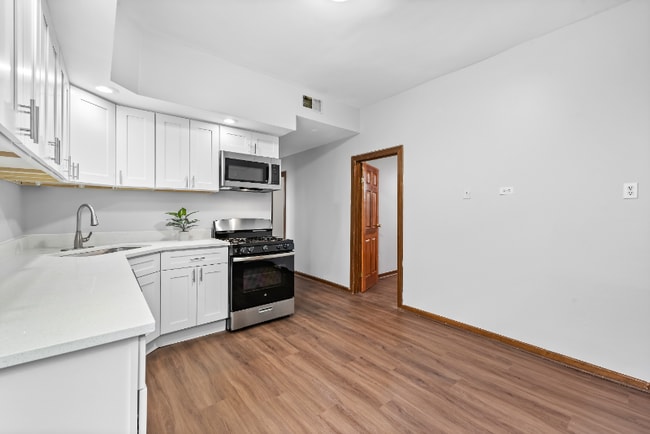 Photo - 879 N Richmond St Apartment