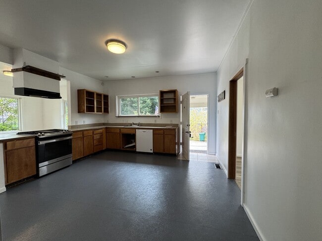 Building Photo - 2 BD 1 BA home with easy transit