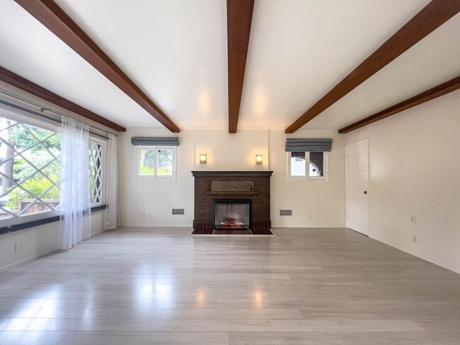 Building Photo - Stunning 2 BR Santa Monica Duplex with Views!