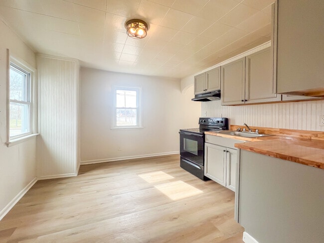 Building Photo - 202 E Westover Ave