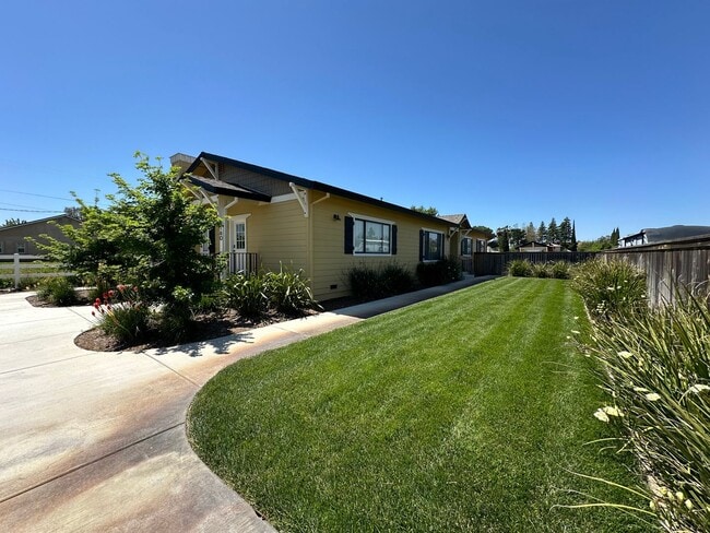 Building Photo - 4 Bedroom Home on Half Acre Lot