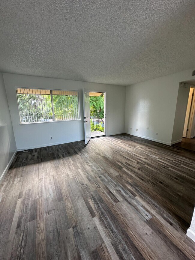 Foto del edificio - 1069 Cherry Ln
