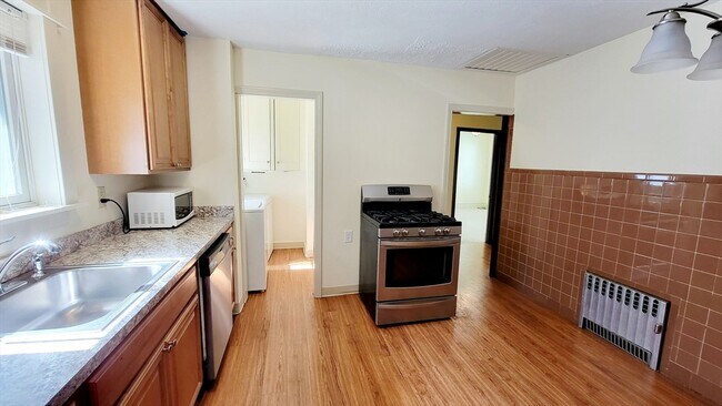 Foto del edificio - 149 Powder House Blvd