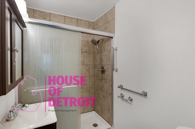 Building Photo - 2 BEDROOM | 1 BATH | FREE PRE SCREEN