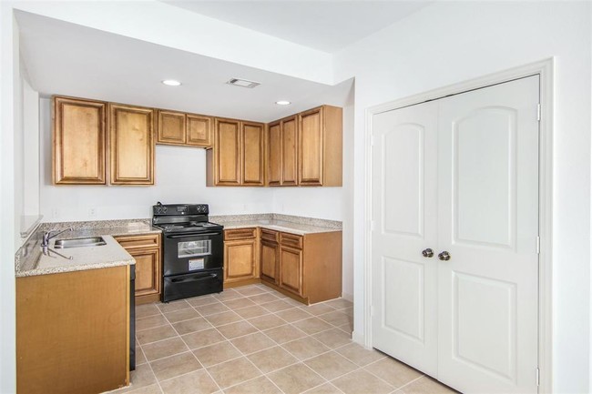 Building Photo - 4303 Oak Ridge Dr