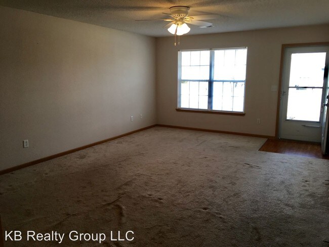 Building Photo - 409 NW Woodbury Dr