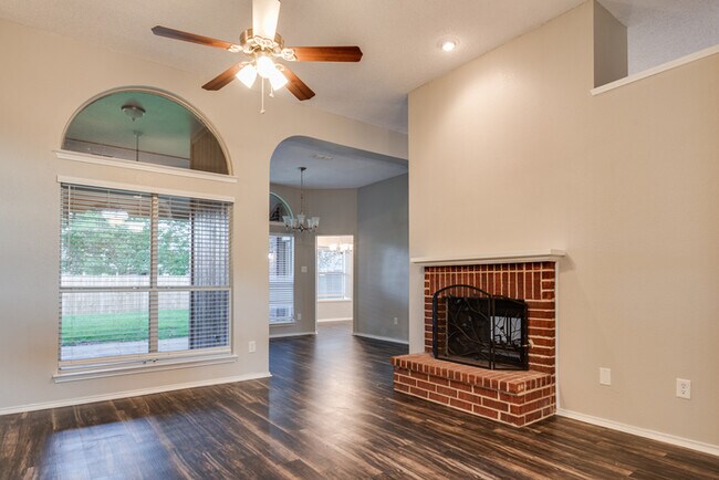 Building Photo - 4817 Shadow Crest Dr Arlington